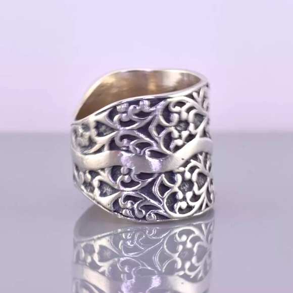 Silpada Vintage Rare Sterling Silver
Beautiful Filigree, Scrolled Vine Ring - Picture 4 of 8